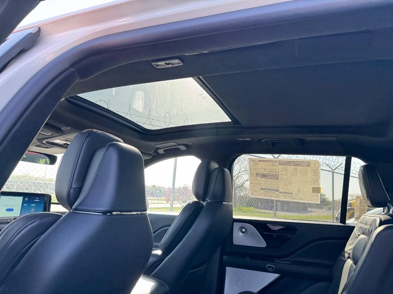 Lincoln Aviator Vehicle Full-screen Gallery Image 12