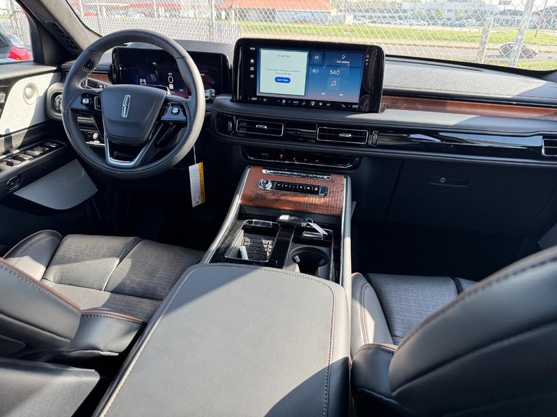 Lincoln Aviator Vehicle Full-screen Gallery Image 15