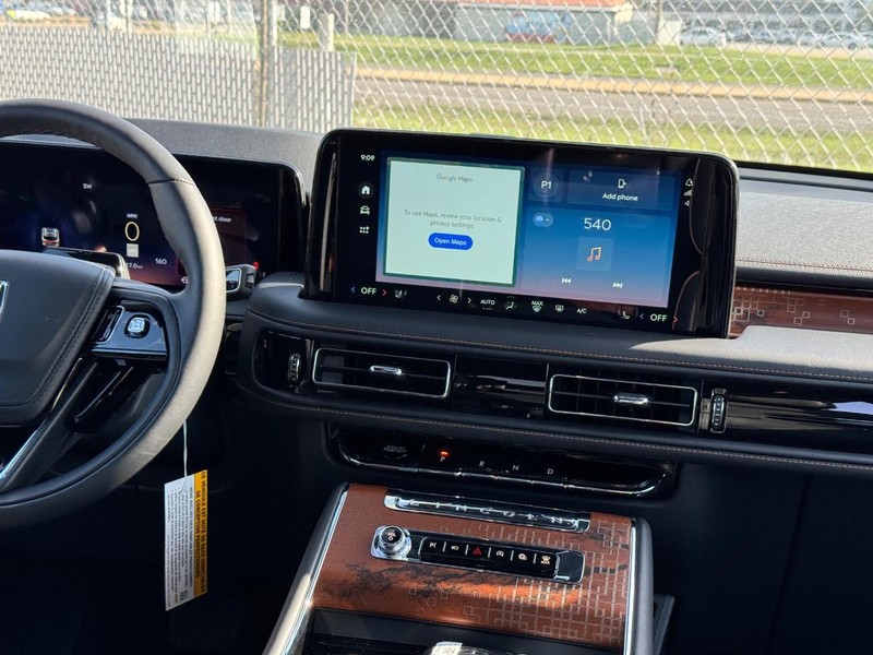 Lincoln Aviator Vehicle Full-screen Gallery Image 17