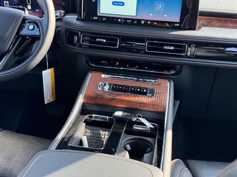 Lincoln Aviator Vehicle Full-screen Gallery Image 18