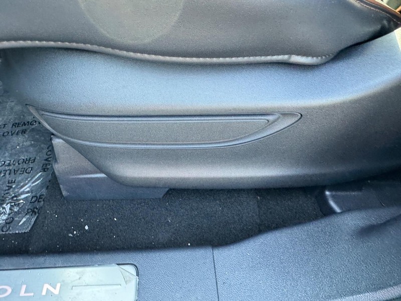 Lincoln Aviator Vehicle Full-screen Gallery Image 19
