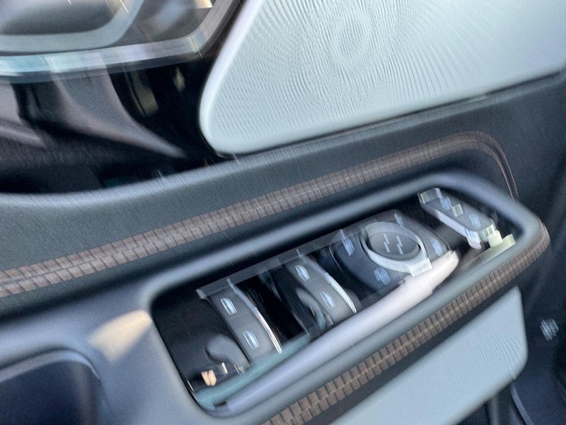 Lincoln Aviator Vehicle Full-screen Gallery Image 20