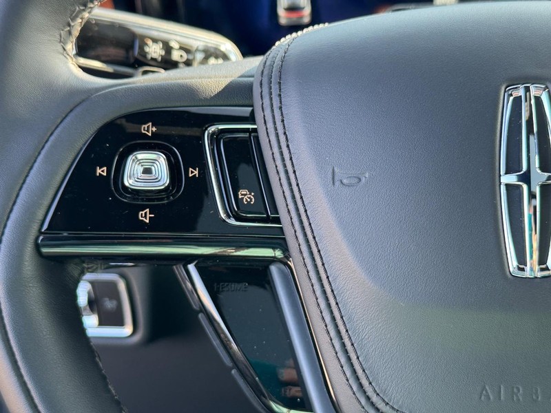 Lincoln Aviator Vehicle Full-screen Gallery Image 23