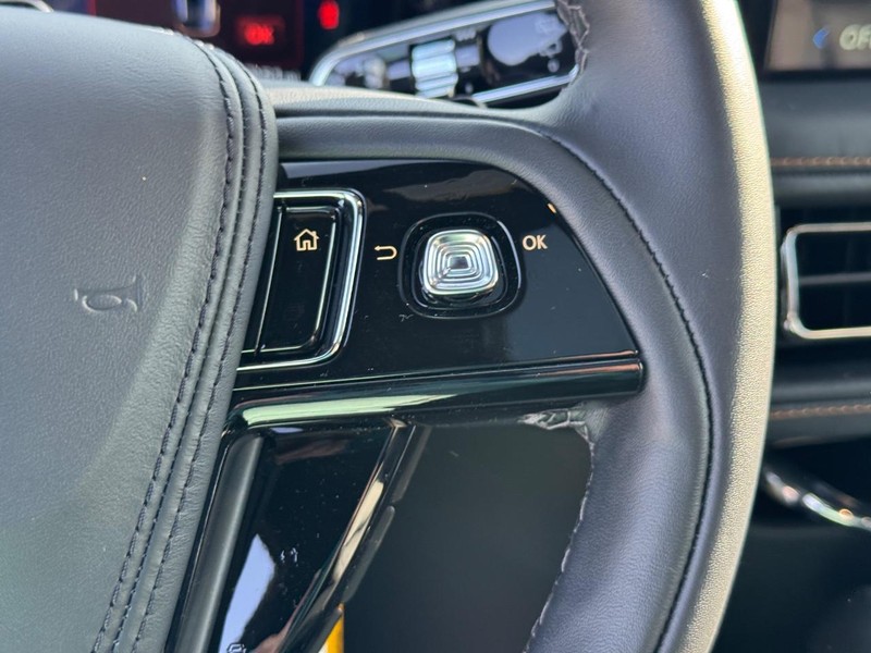 Lincoln Aviator Vehicle Full-screen Gallery Image 24
