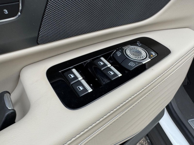 Lincoln Nautilus Vehicle Full-screen Gallery Image 18