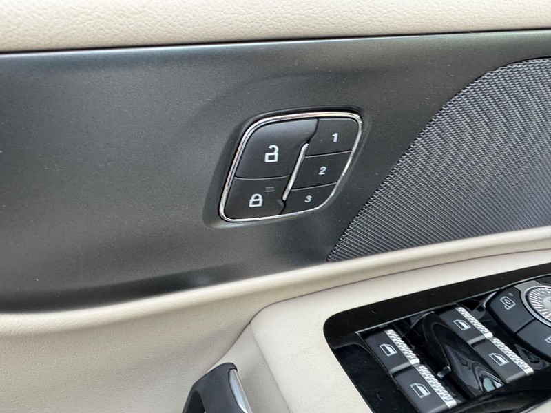Lincoln Nautilus Vehicle Full-screen Gallery Image 19