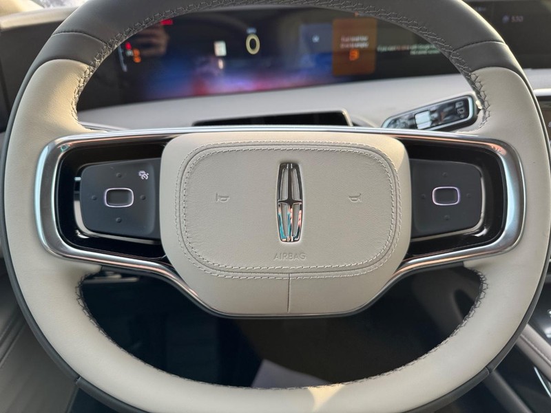 Lincoln Nautilus Vehicle Full-screen Gallery Image 20