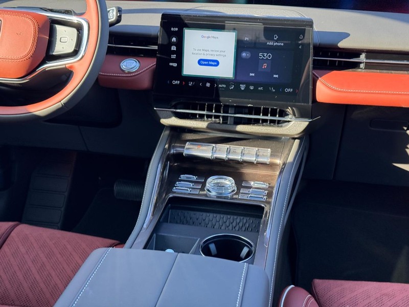 Lincoln Nautilus Vehicle Full-screen Gallery Image 17