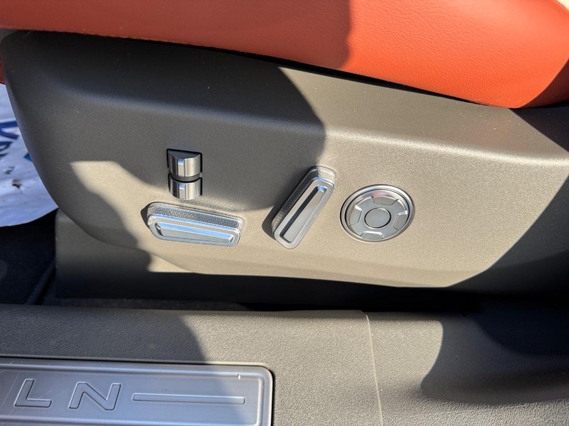 Lincoln Nautilus Vehicle Full-screen Gallery Image 18