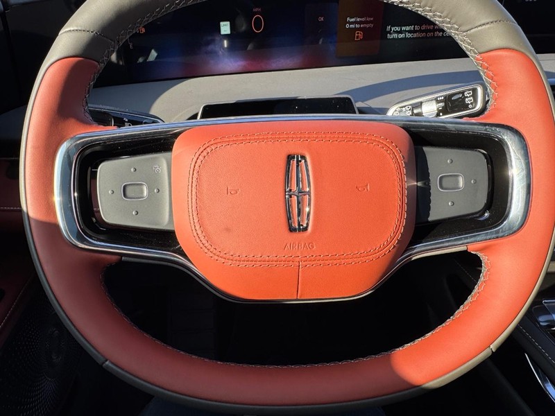 Lincoln Nautilus Vehicle Full-screen Gallery Image 21