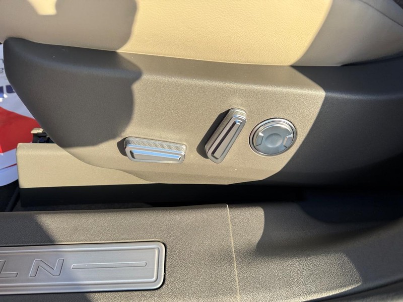 Lincoln Nautilus Vehicle Full-screen Gallery Image 19