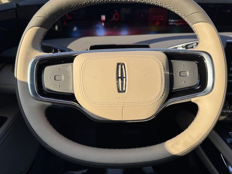 Lincoln Nautilus Vehicle Full-screen Gallery Image 22