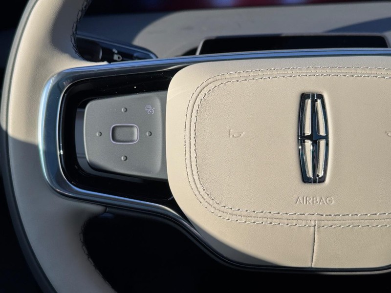 Lincoln Nautilus Vehicle Full-screen Gallery Image 23