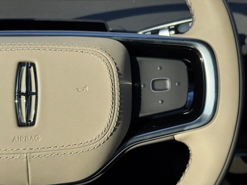 Lincoln Nautilus Vehicle Full-screen Gallery Image 24