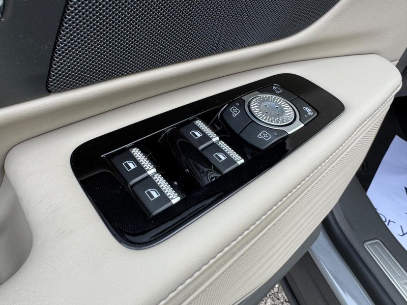 Lincoln Nautilus Vehicle Full-screen Gallery Image 18