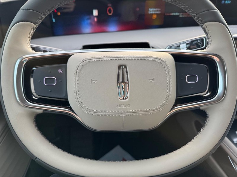 Lincoln Nautilus Vehicle Full-screen Gallery Image 20