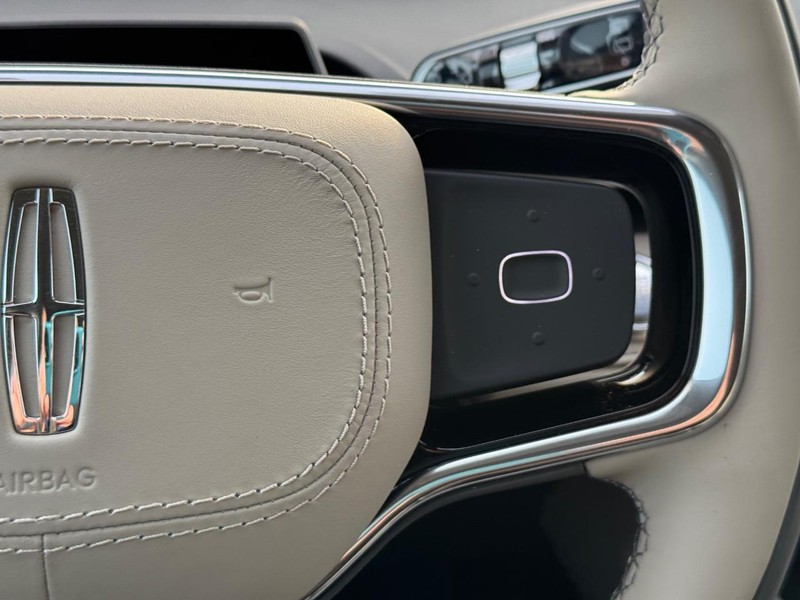 Lincoln Nautilus Vehicle Full-screen Gallery Image 24