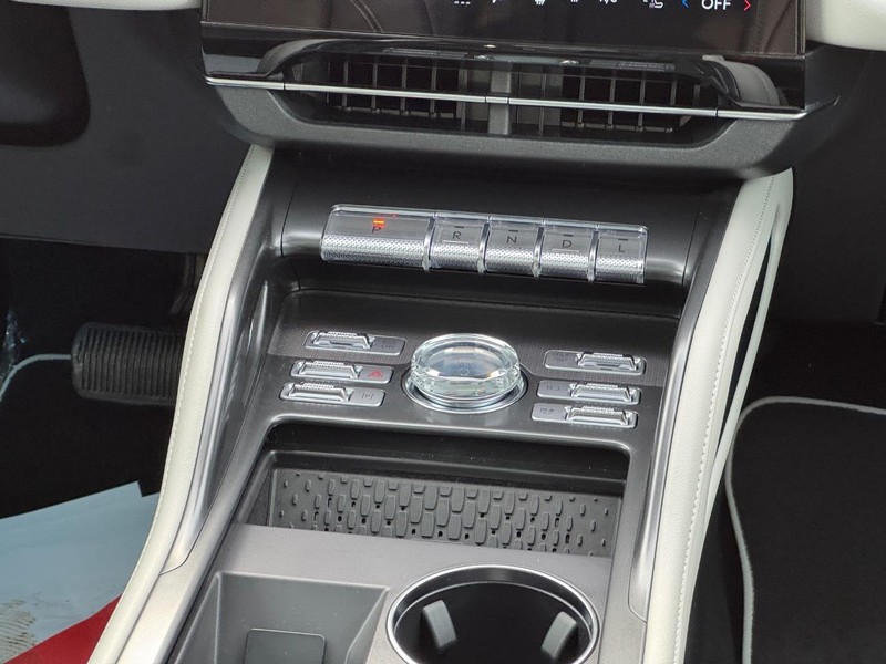 Lincoln Nautilus Vehicle Full-screen Gallery Image 17