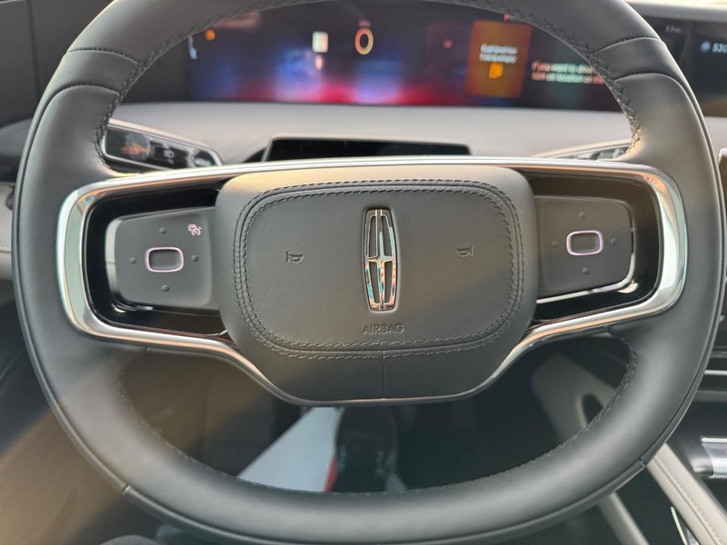 Lincoln Nautilus Vehicle Full-screen Gallery Image 21