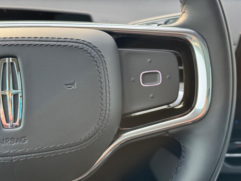 Lincoln Nautilus Vehicle Full-screen Gallery Image 23