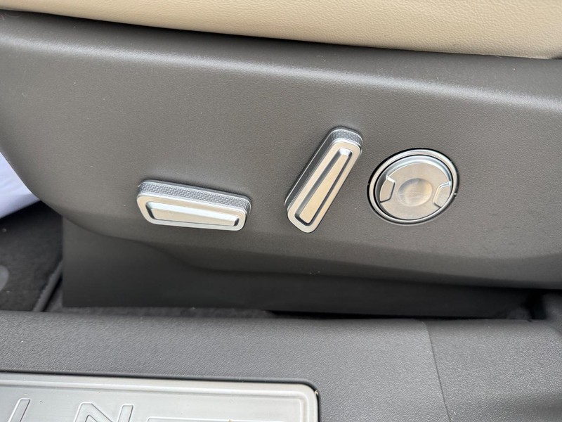Lincoln Nautilus Vehicle Full-screen Gallery Image 18