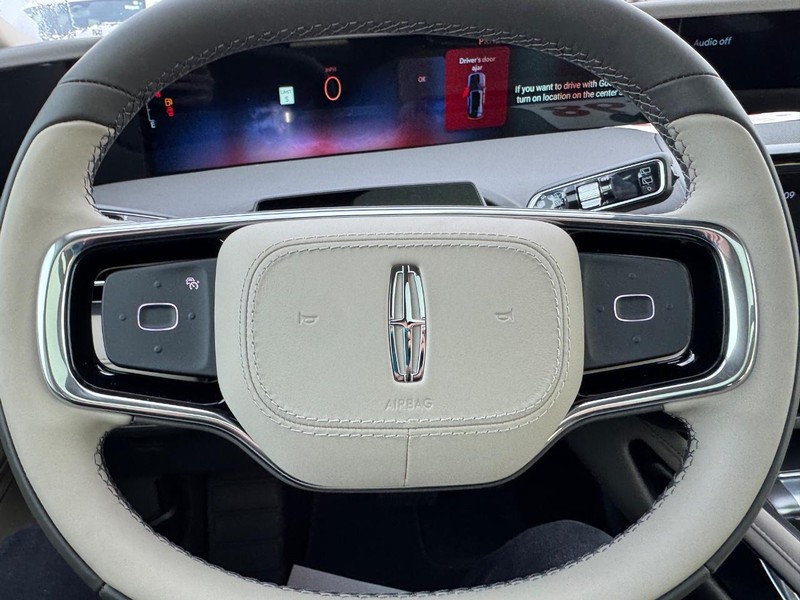 Lincoln Nautilus Vehicle Full-screen Gallery Image 21