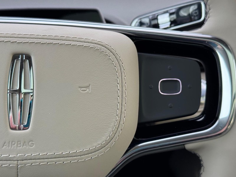 Lincoln Nautilus Vehicle Full-screen Gallery Image 23