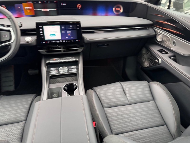 Lincoln Nautilus Vehicle Full-screen Gallery Image 16