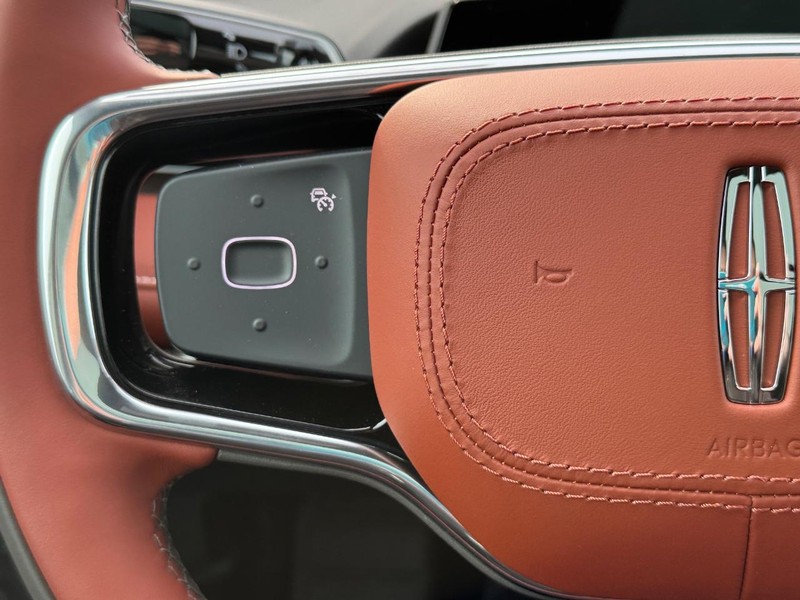 Lincoln Nautilus Vehicle Full-screen Gallery Image 22