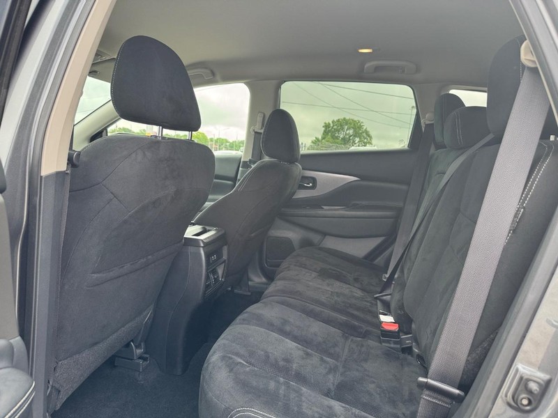 Nissan Murano Vehicle Full-screen Gallery Image 11