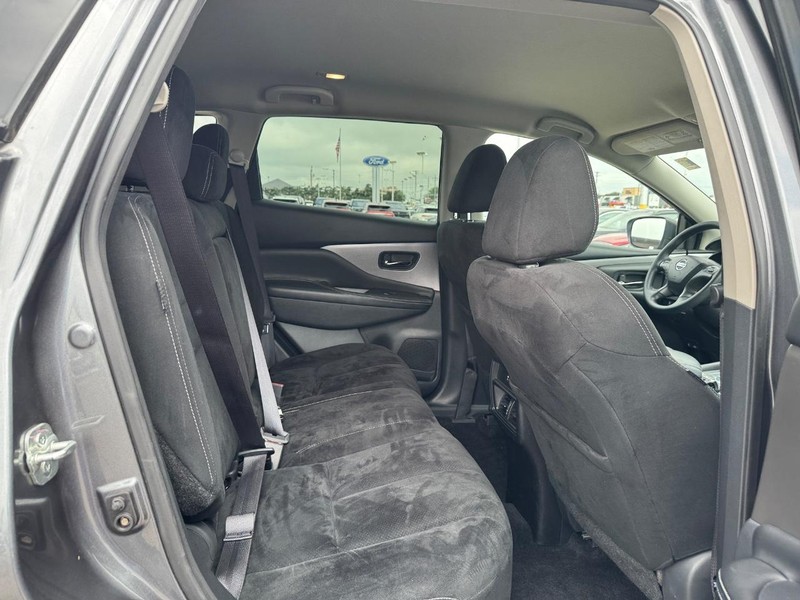 Nissan Murano Vehicle Full-screen Gallery Image 12