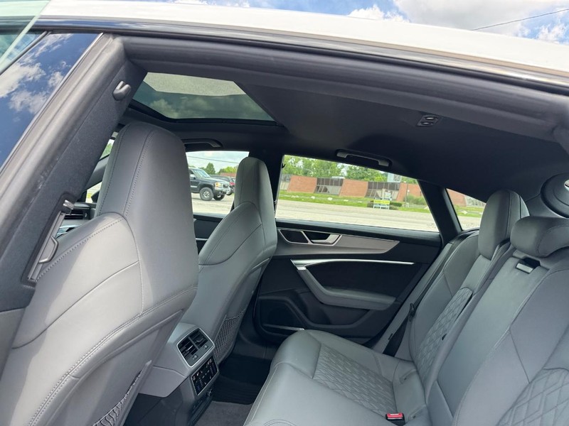 Audi S7 Vehicle Full-screen Gallery Image 12