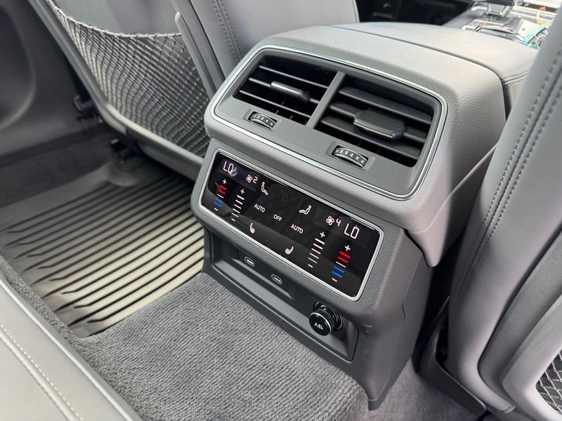 Audi S7 Vehicle Full-screen Gallery Image 14