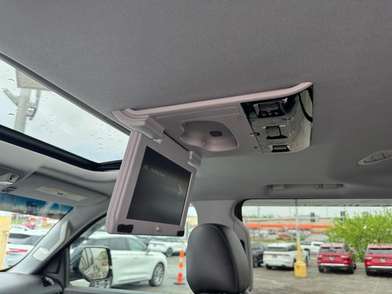 Cadillac Escalade Vehicle Full-screen Gallery Image 12
