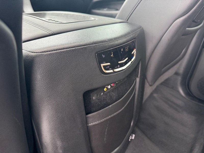Cadillac Escalade Vehicle Full-screen Gallery Image 13