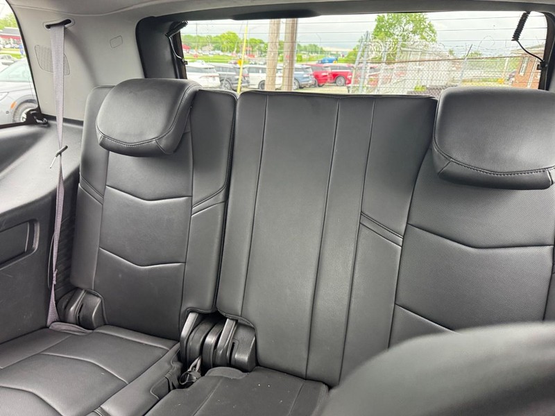 Cadillac Escalade Vehicle Full-screen Gallery Image 15