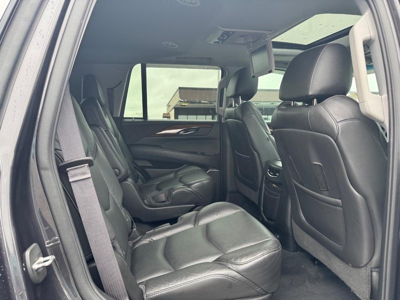 Cadillac Escalade Vehicle Full-screen Gallery Image 16