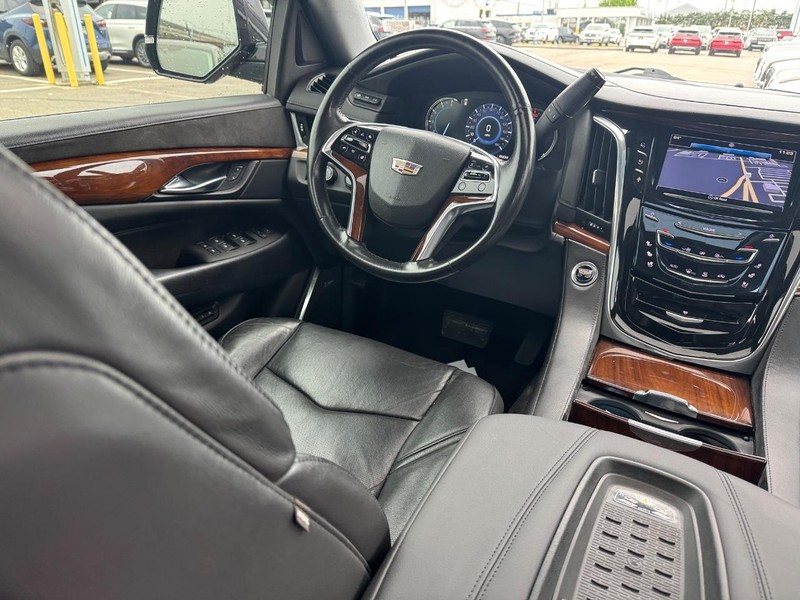 Cadillac Escalade Vehicle Full-screen Gallery Image 17