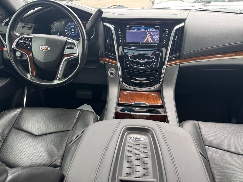 Cadillac Escalade Vehicle Full-screen Gallery Image 18
