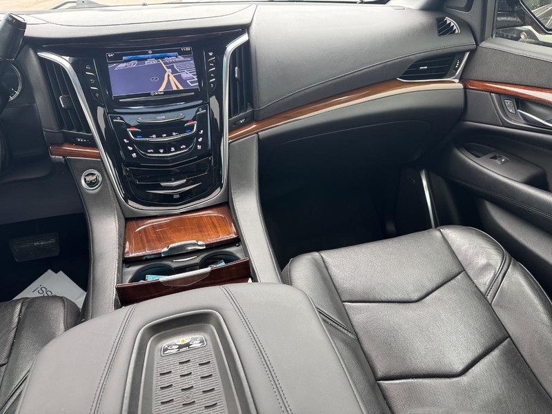 Cadillac Escalade Vehicle Full-screen Gallery Image 19