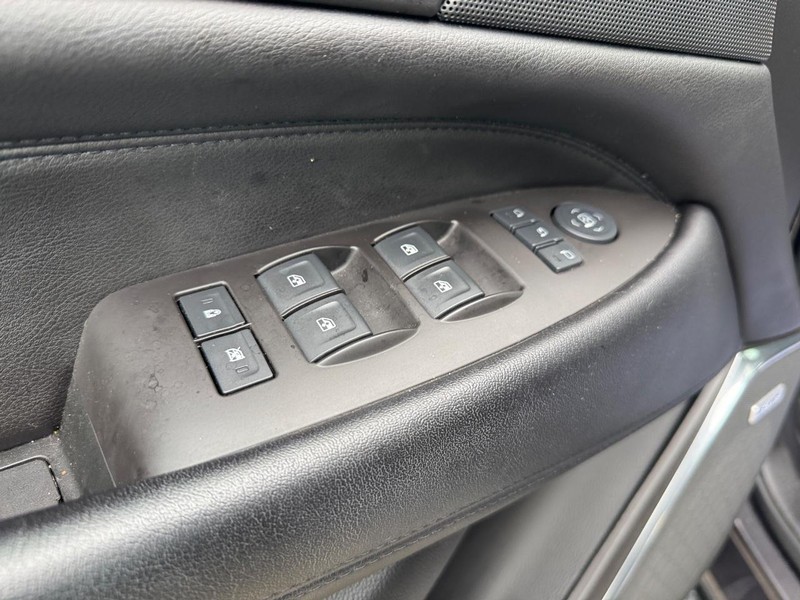Cadillac Escalade Vehicle Full-screen Gallery Image 21