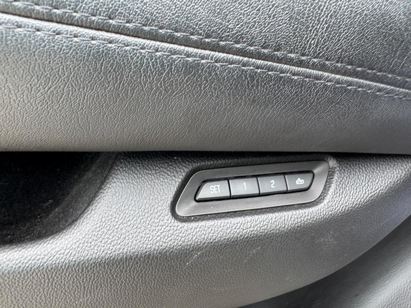 Cadillac Escalade Vehicle Full-screen Gallery Image 22