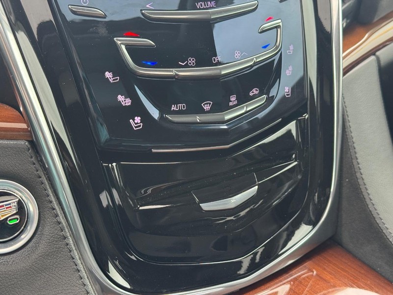 Cadillac Escalade Vehicle Full-screen Gallery Image 27