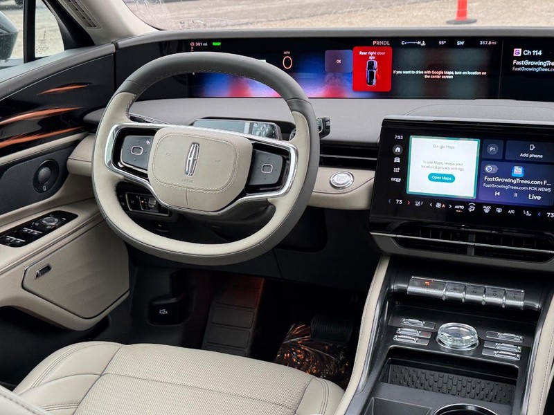 Lincoln Nautilus Vehicle Full-screen Gallery Image 15