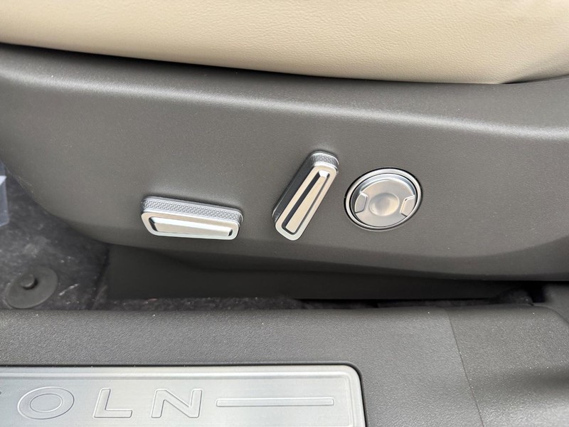 Lincoln Nautilus Vehicle Full-screen Gallery Image 18