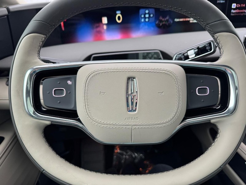 Lincoln Nautilus Vehicle Full-screen Gallery Image 21