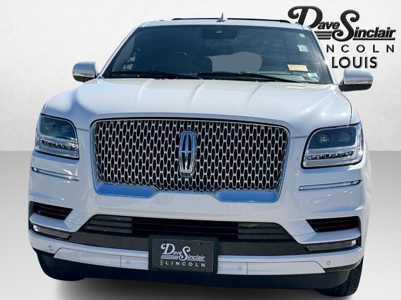 Lincoln Navigator Vehicle Full-screen Gallery Image 02