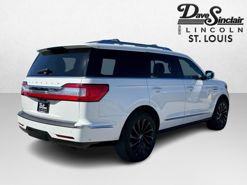 Lincoln Navigator Vehicle Full-screen Gallery Image 05