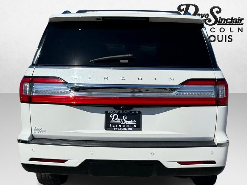 Lincoln Navigator Vehicle Full-screen Gallery Image 06