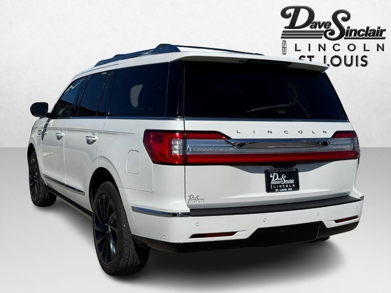 Lincoln Navigator Vehicle Full-screen Gallery Image 07